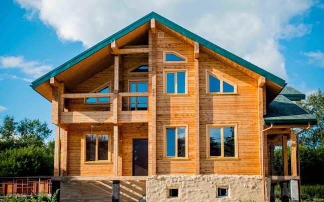 Строительство дома из бруса: преимущества и особенности