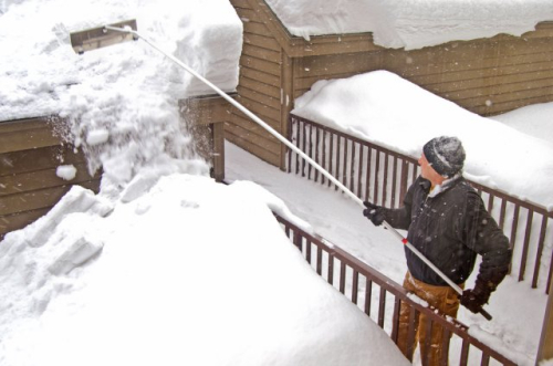 Снег на крыше дома – чем опасен и как его правильно убирать