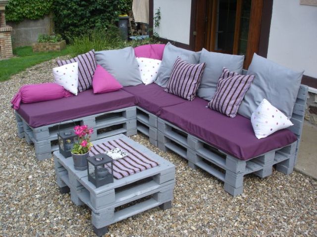 Красивый уличный диван из деревянных поддонов — вариант садовой мебели