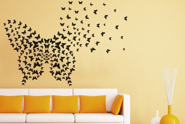 Как украсить стену бабочками