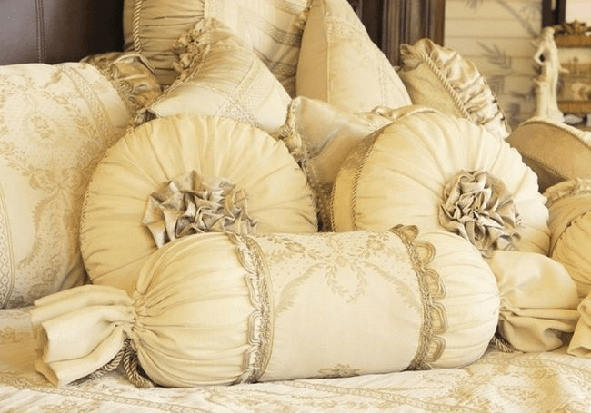 Декоративная подушка валик с красивым чехлом