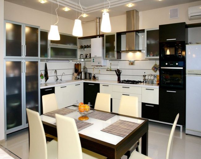Дизайн кухни 8 кв. м стиль функциональность комфорт-приборы общего освещения (люстра)