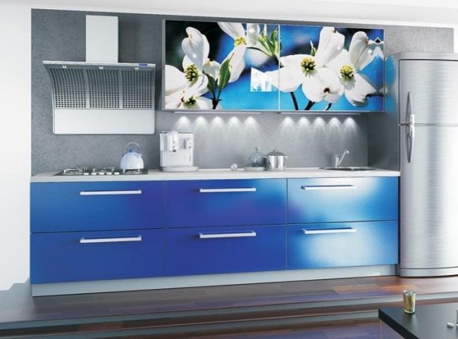 Дизайн кухни 8 кв. м стиль функциональность комфорт-Теплые цвет-Синий