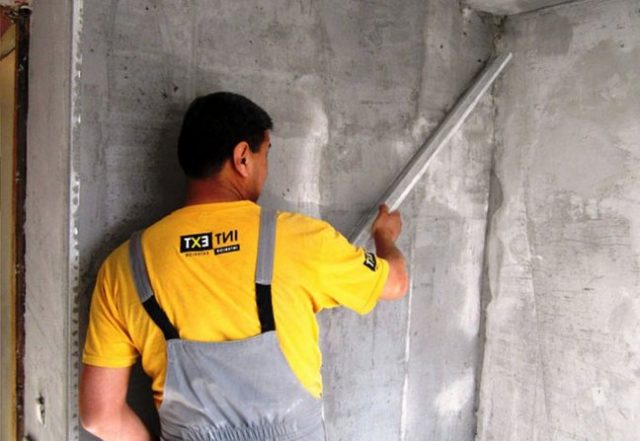 Нужно ли штукатурить бетонные стены под обои?:как это сделать 