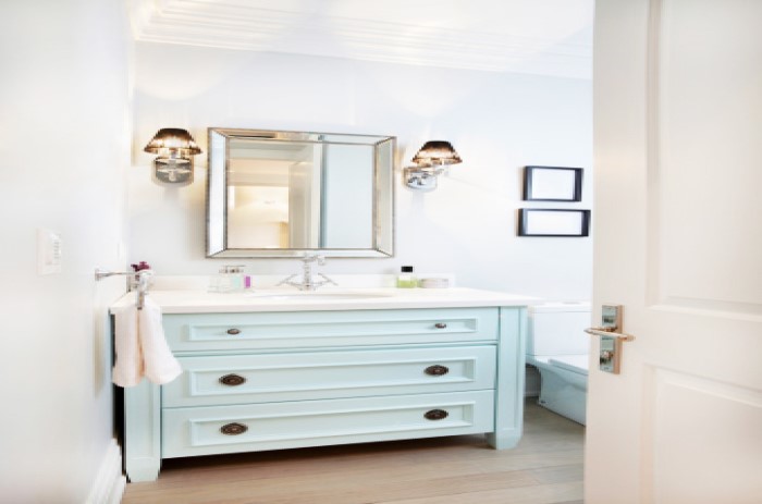 Дизайн маленькой ванной комната- Настенные светильники отлично смотрятся рядом с зеркалом