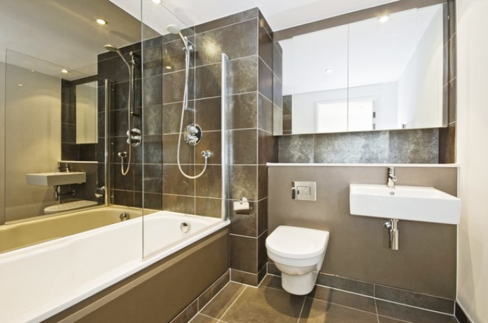 Дизайн маленькой ванной комната- Большое зеркало рядом с ванной
