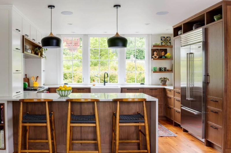 Открытые полки или навесные шкафы — что лучше для вашей кухни?