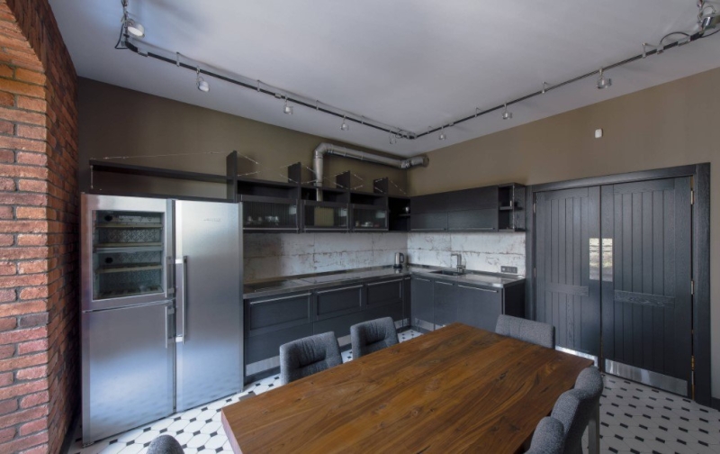 Открытые полки или навесные шкафы — что лучше для вашей кухни?